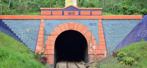 The gelling of the Mrawan railway tunnel required injection behind the solid, 90 cm thick masonry arch. 