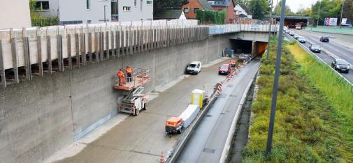 Repair works in the road tunnel in Cologne-Kalkar.